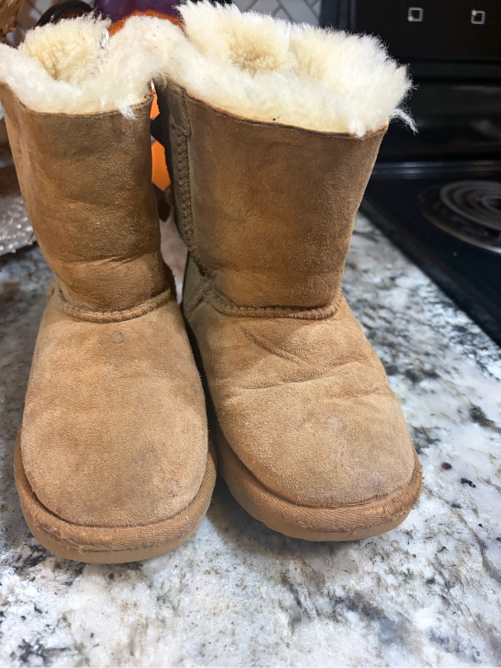 Kids Classic UGG BOOTS, 3 bows, Shearling-Lined Boots in Chestnut Brown